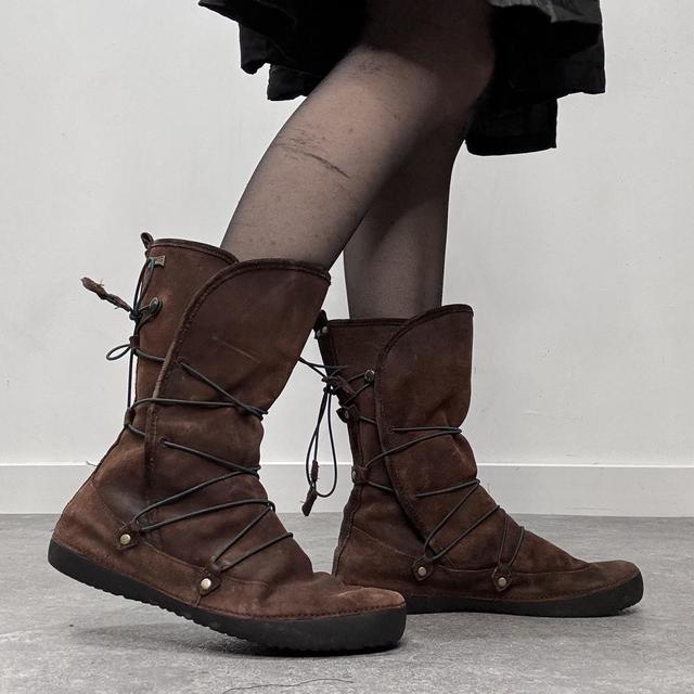 Brown suede wrap fur boots