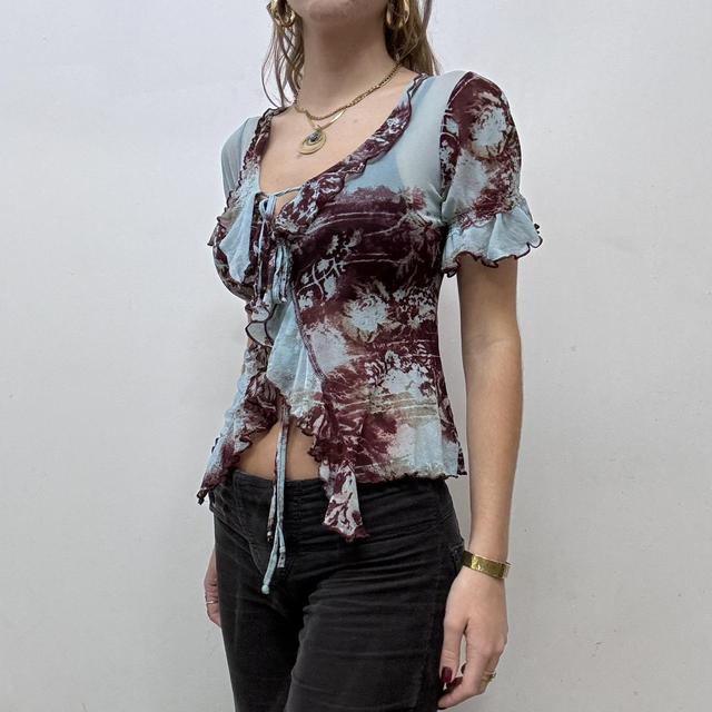 Abstract distrssed print ruffle mesh shirt
