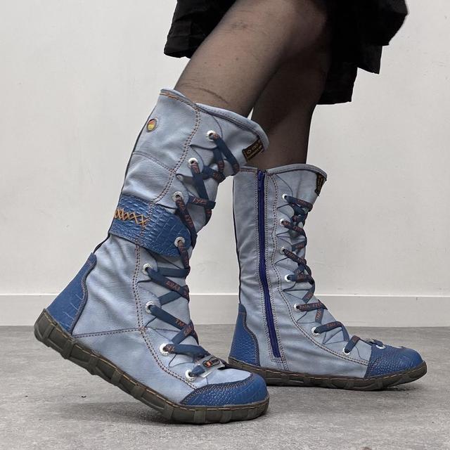 Lace-up tech boxing boots