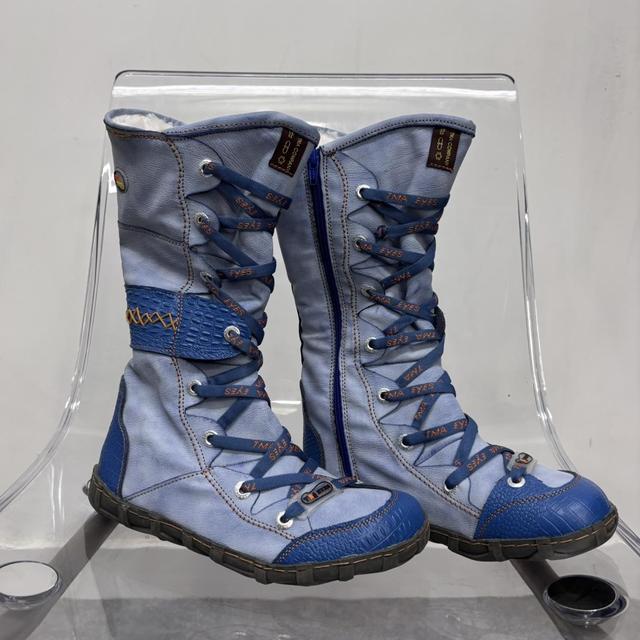 Lace-up tech boxing boots