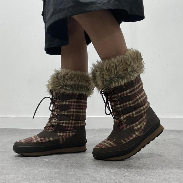 Vintage tartan brown fur snow boots