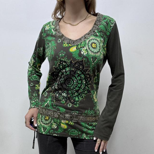 Graphic paisley boho patterned tshirt