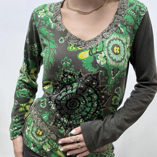 Graphic paisley boho patterned tshirt