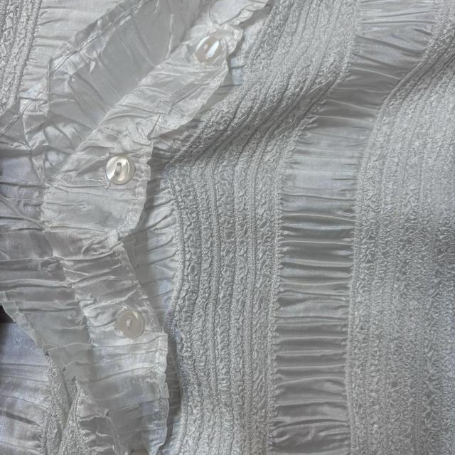 White crinkle pleated top