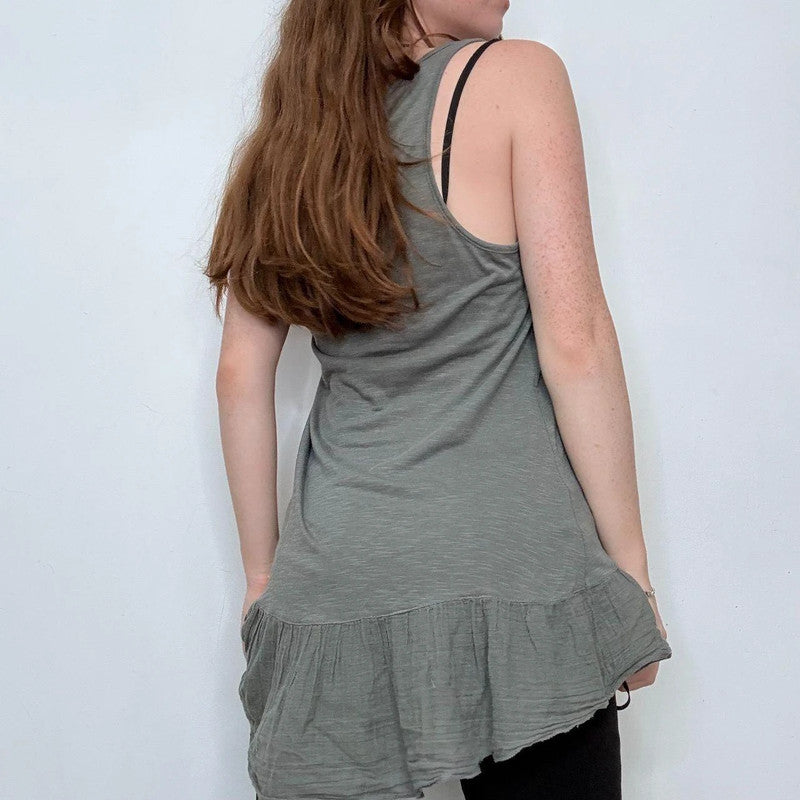 grey  pleated flared hem vest