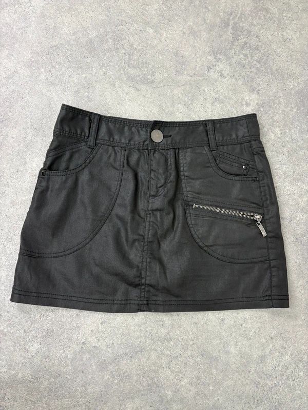 Low-rise black Y2K mini cargo skirt