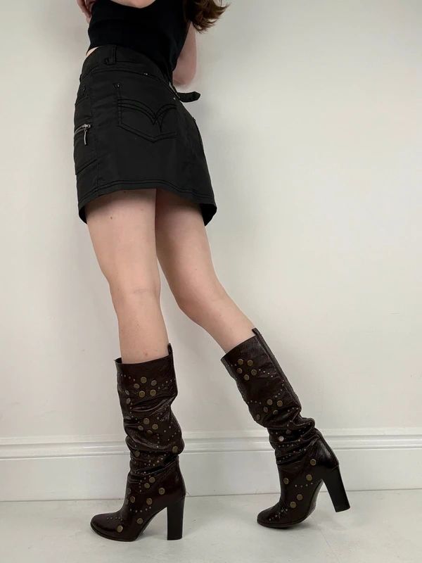 Low-rise black Y2K mini cargo skirt