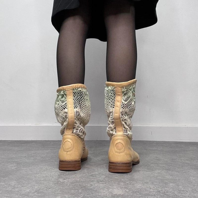 chuckly leather lace boots