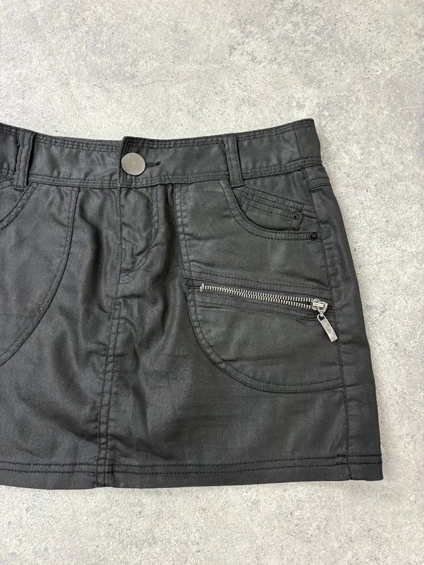 Low-rise black Y2K mini cargo skirt