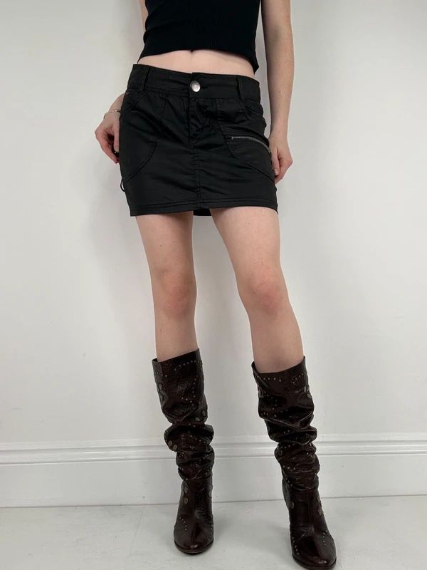 Low-rise black Y2K mini cargo skirt