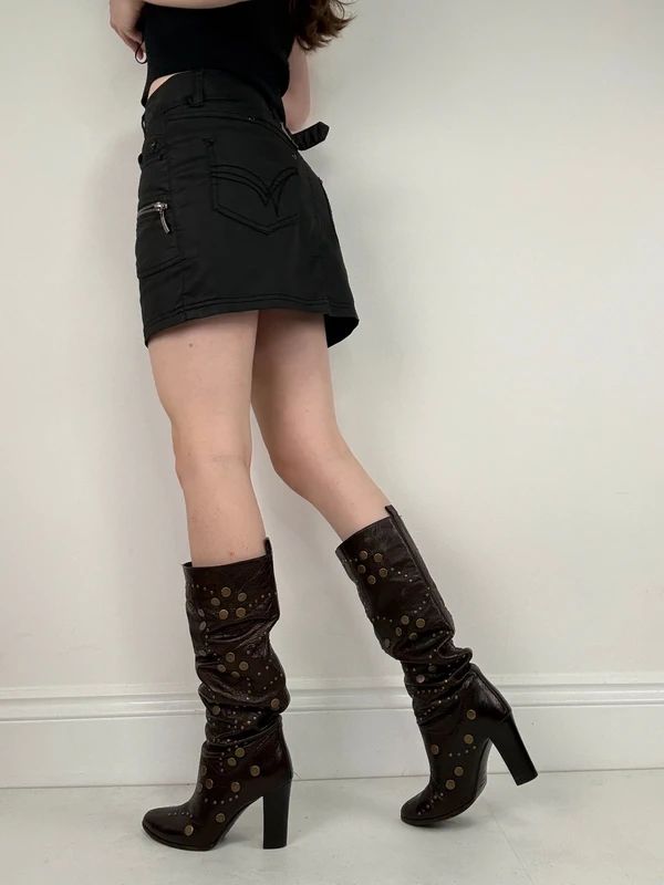 Low-rise black Y2K mini cargo skirt