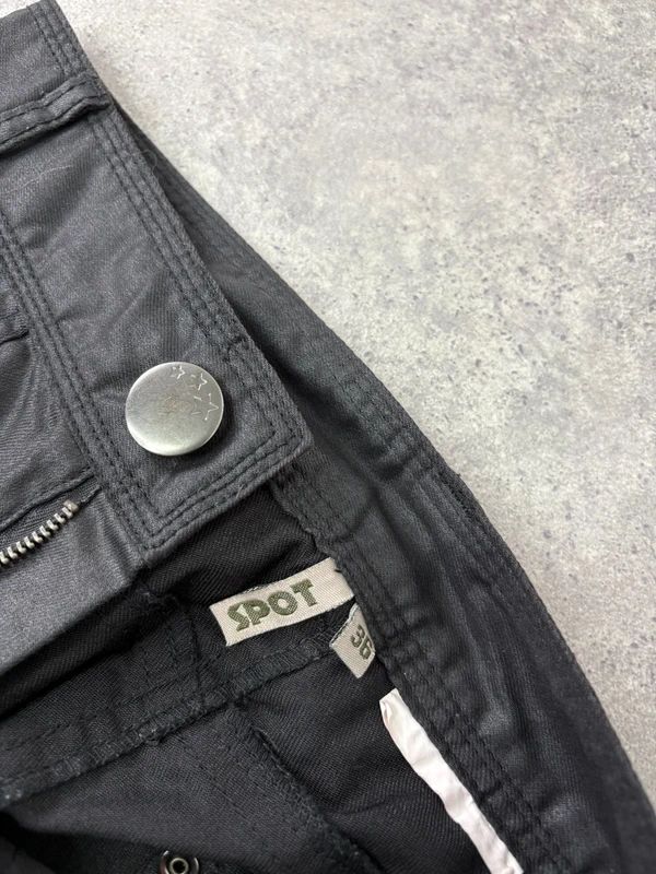 Low-rise black Y2K mini cargo skirt