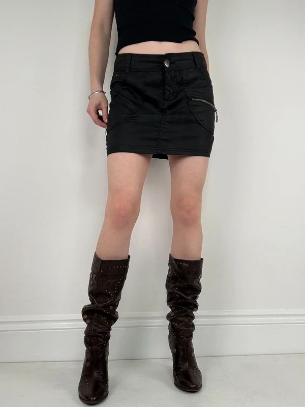 Low-rise black Y2K mini cargo skirt